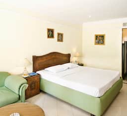 Standard Room(Queen Bed)